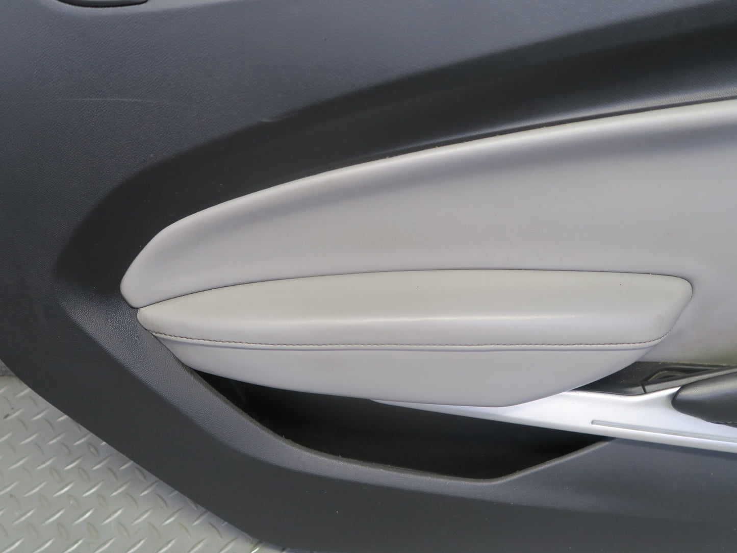 2018 Chevrolet Camaro SS Left Door Interior Trim Cover Panel OEM