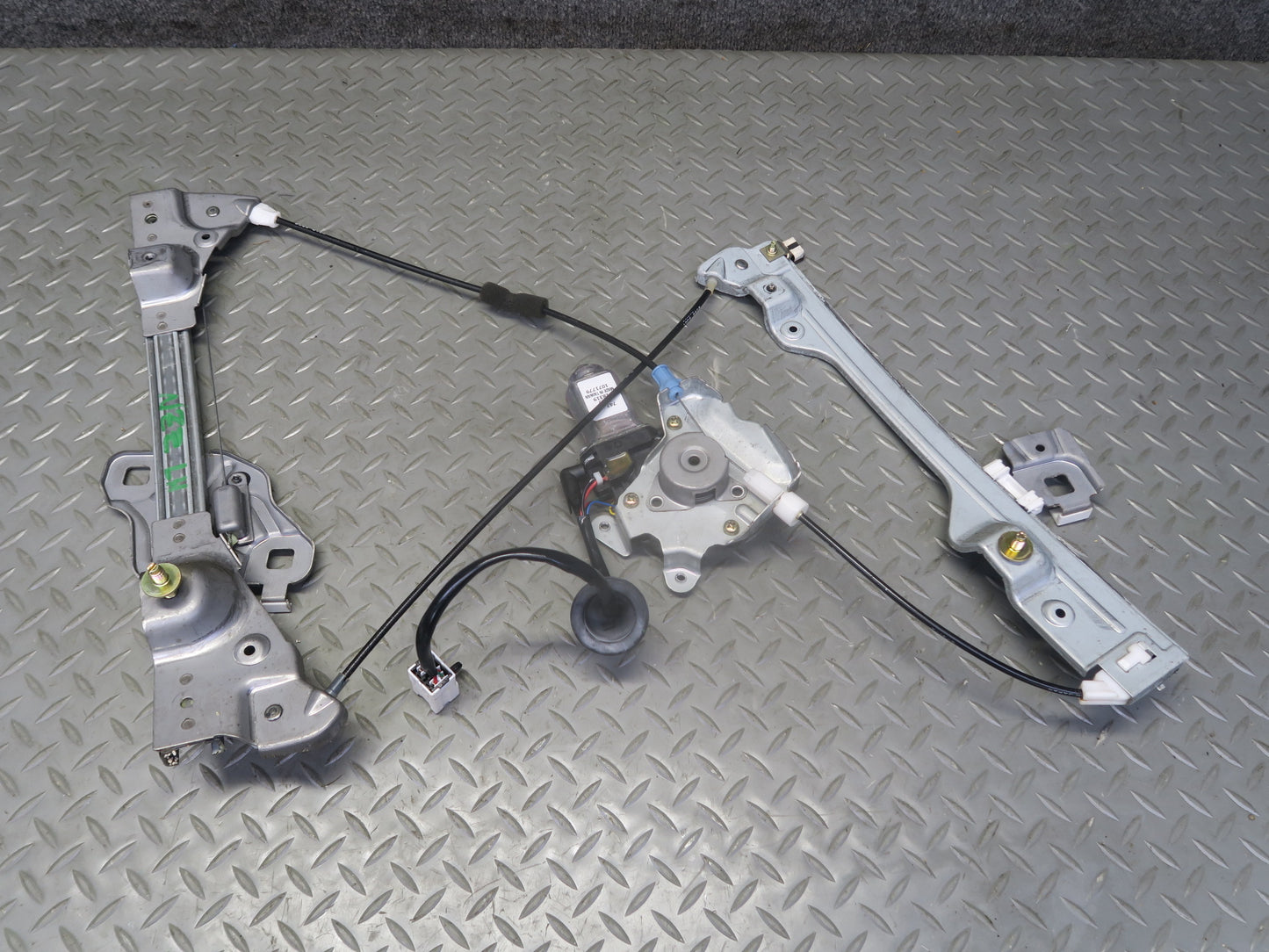 04-09 Nissan Z33 350Z Convertible Left Door Window Regulator w Motor OEM
