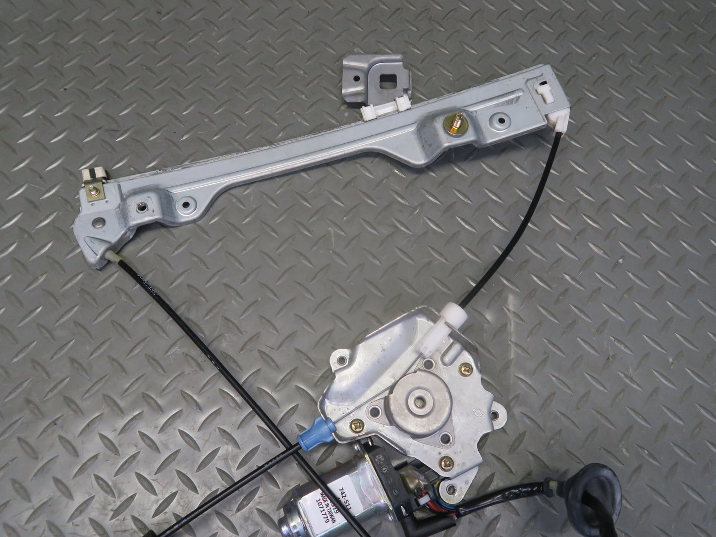 04-09 Nissan Z33 350Z Convertible Left Door Window Regulator w Motor OEM