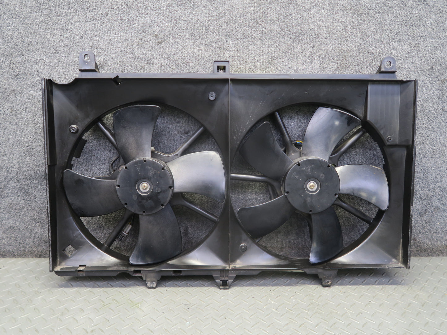 03-06 Nissan Z33 350Z VQ35DE Engine Cooling Fan Motor Shroud OEM