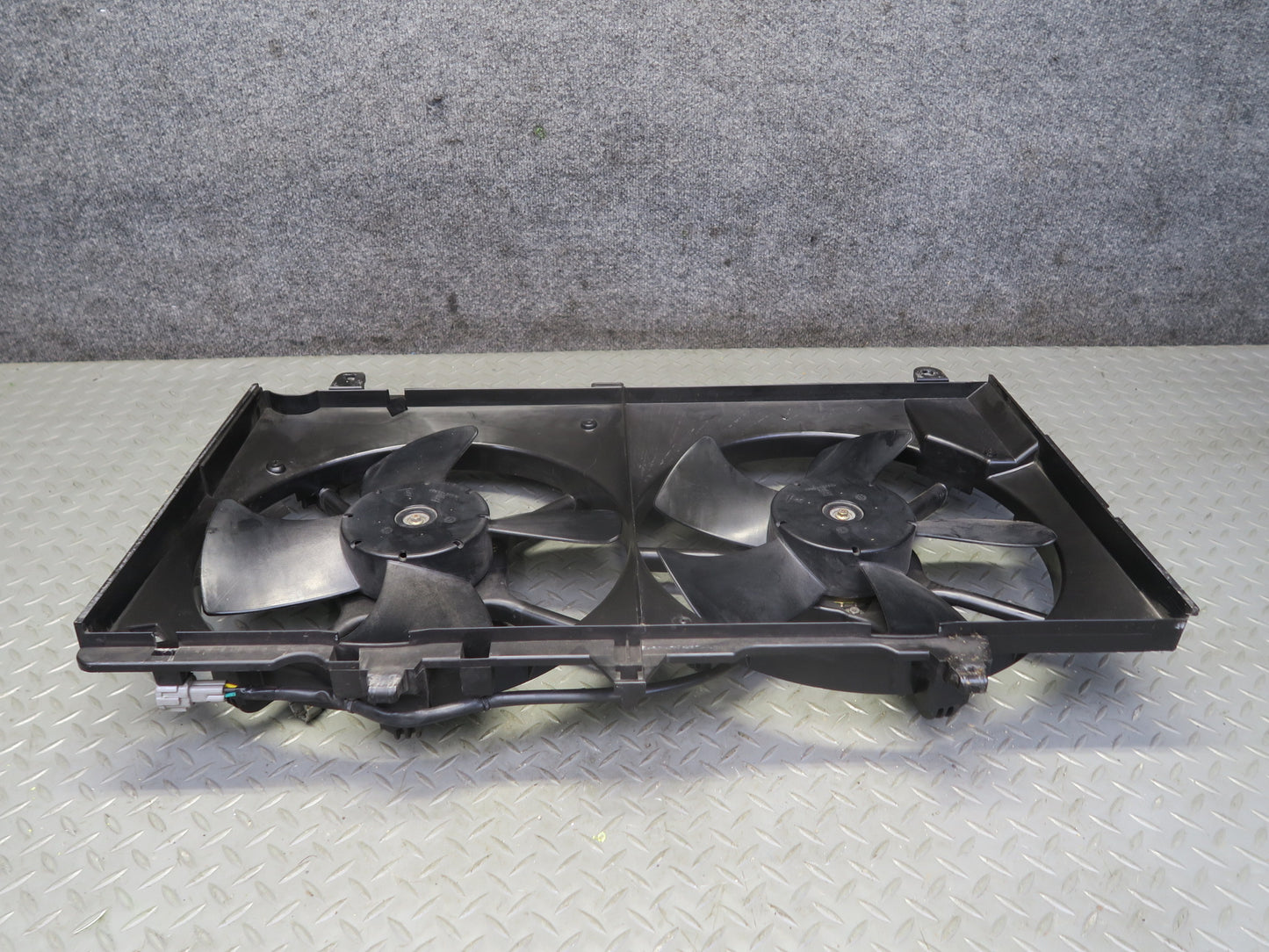 03-06 Nissan Z33 350Z VQ35DE Engine Cooling Fan Motor Shroud OEM