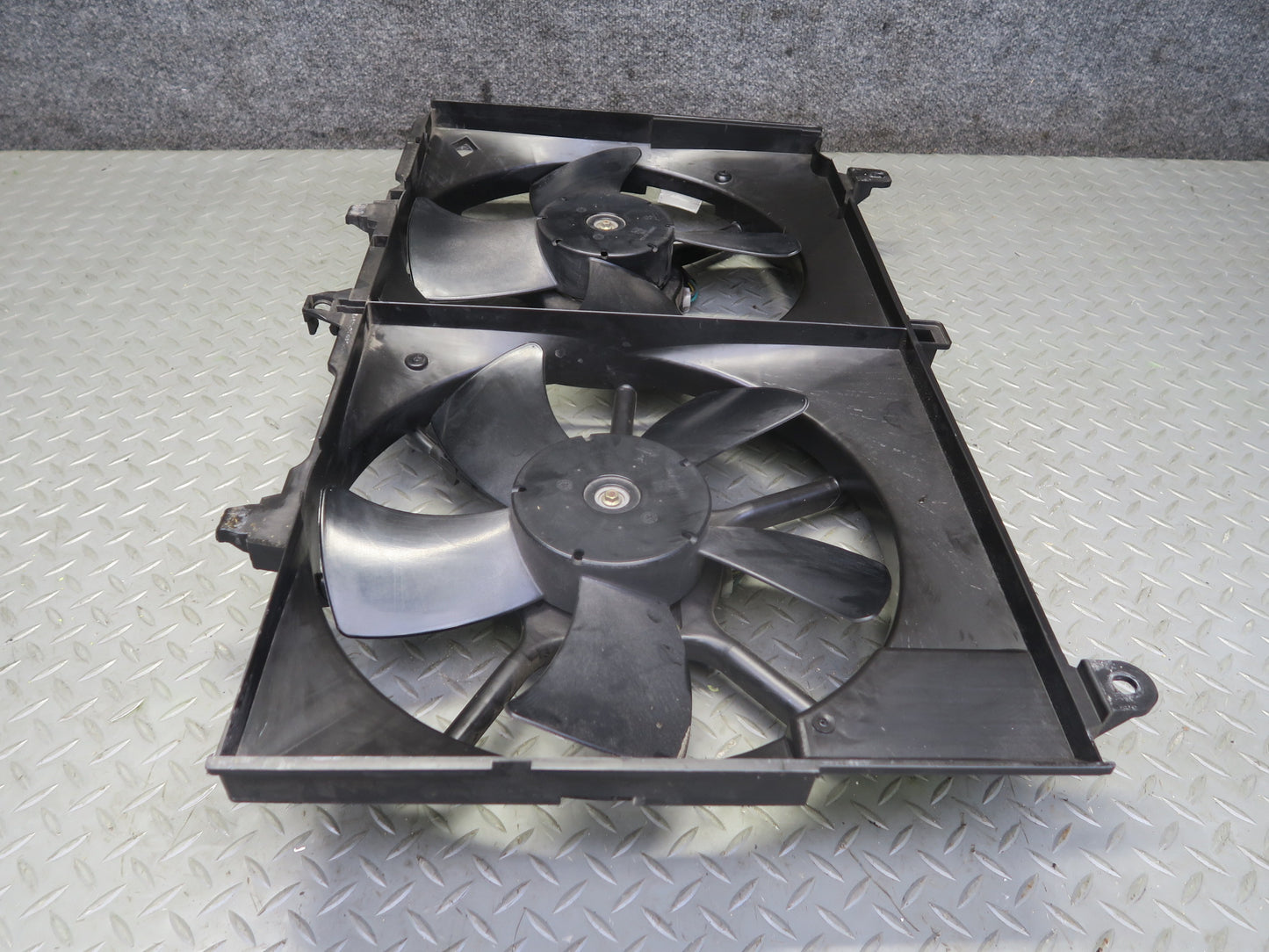 03-06 Nissan Z33 350Z VQ35DE Engine Cooling Fan Motor Shroud OEM