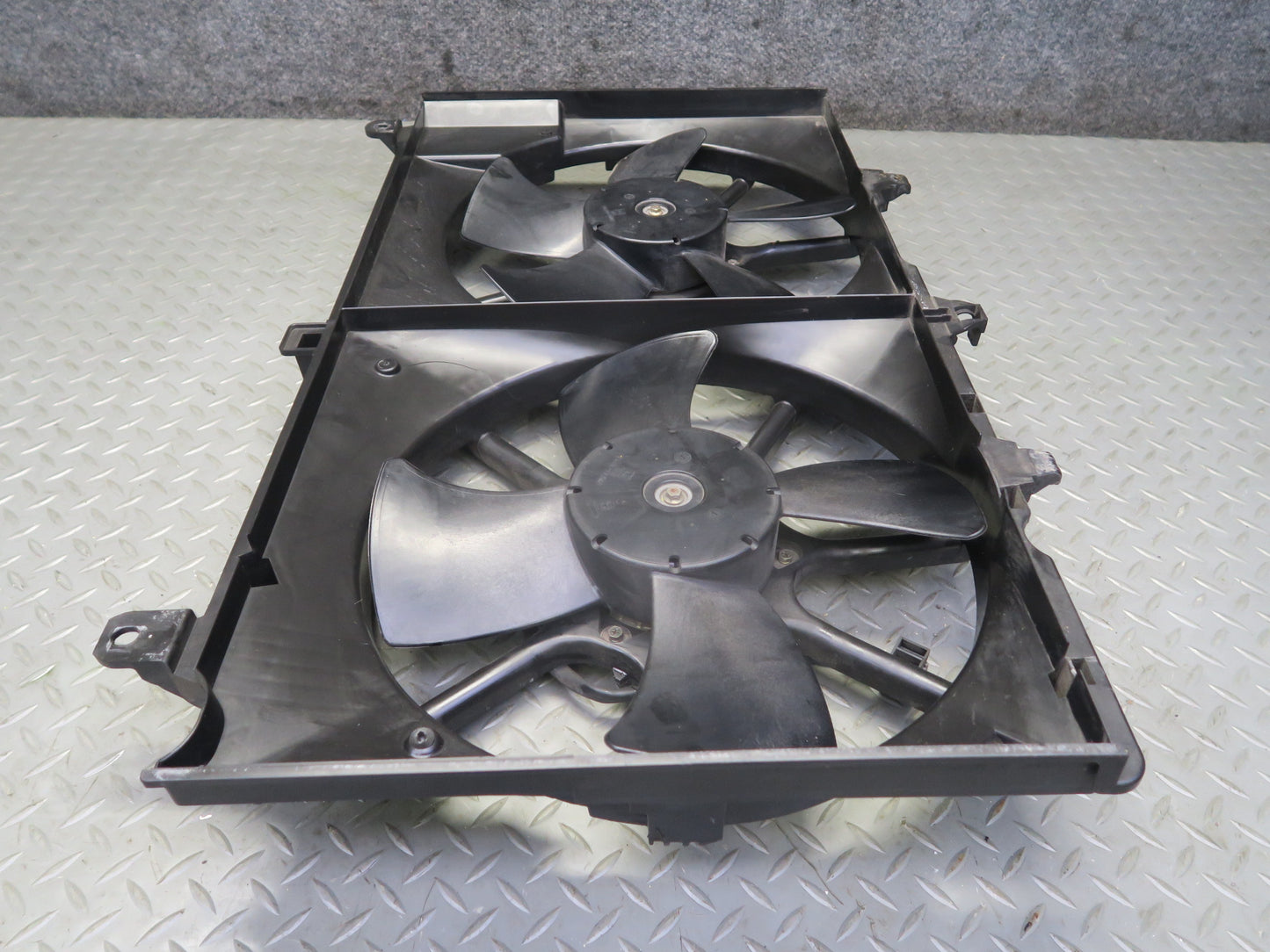 03-06 Nissan Z33 350Z VQ35DE Engine Cooling Fan Motor Shroud OEM