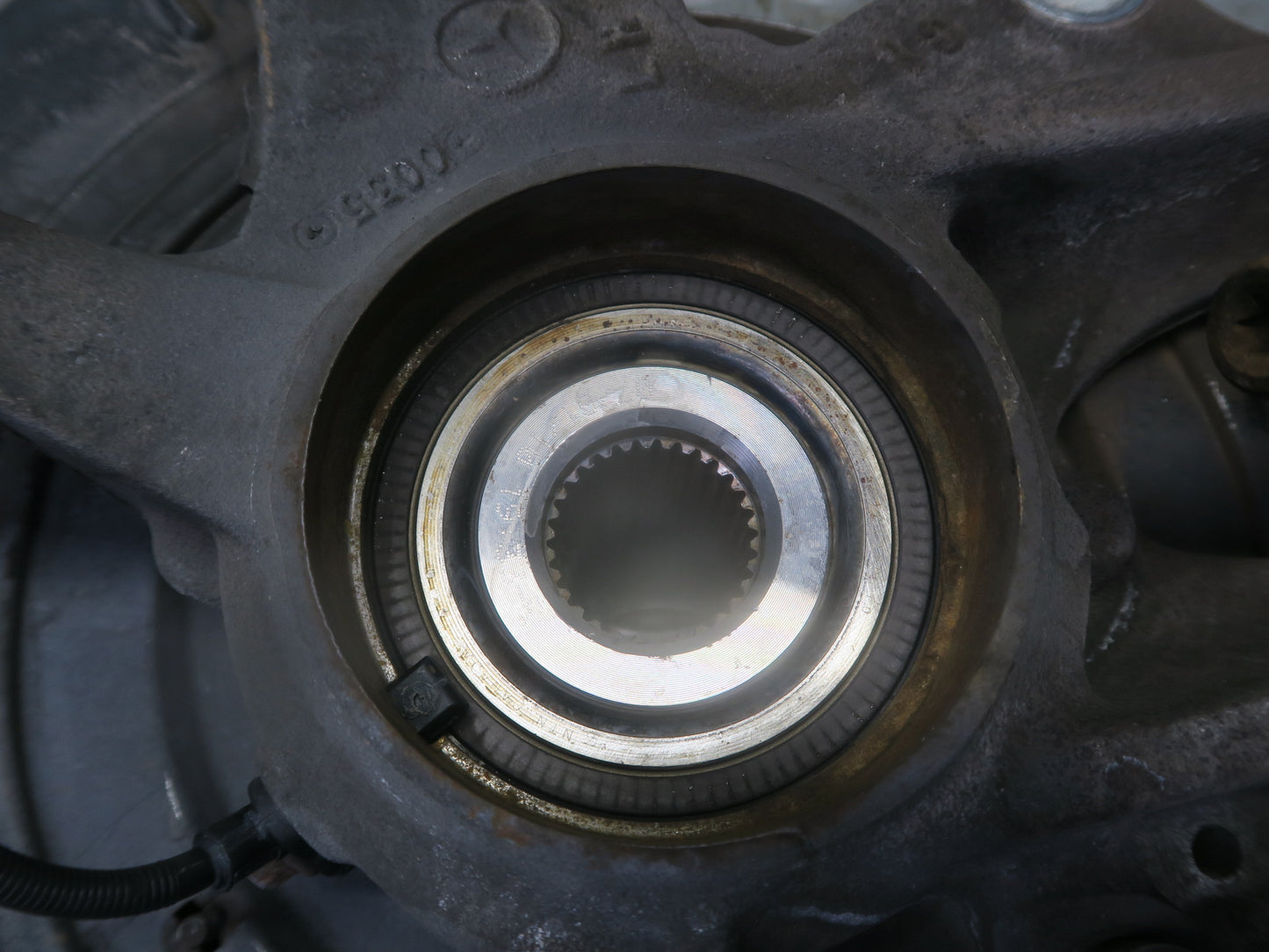 06-11 Mercedes W164 ML350 AWD Rear Left Spindle Knuckle Wheel Hub Bearing OEM