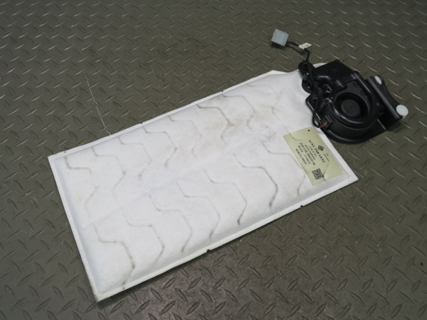 16-18 Chevrolet Camaro SS Front Right Seat Lumbar Pad w Blower Motor OEM