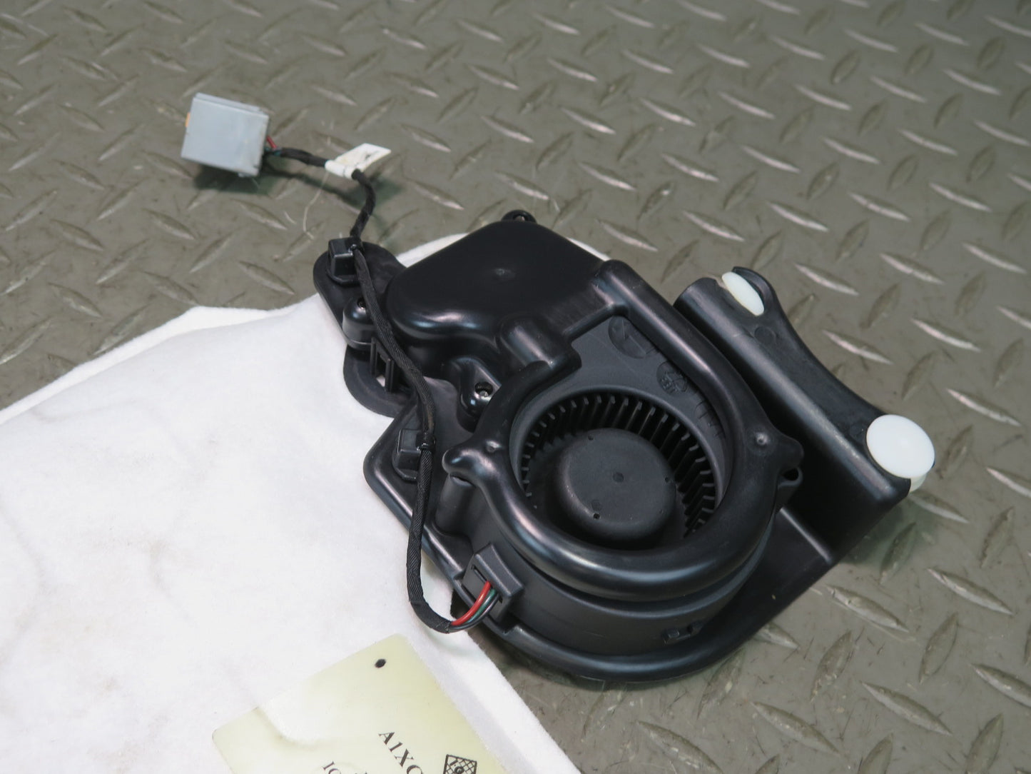 16-18 Chevrolet Camaro SS Front Right Seat Lumbar Pad w Blower Motor OEM