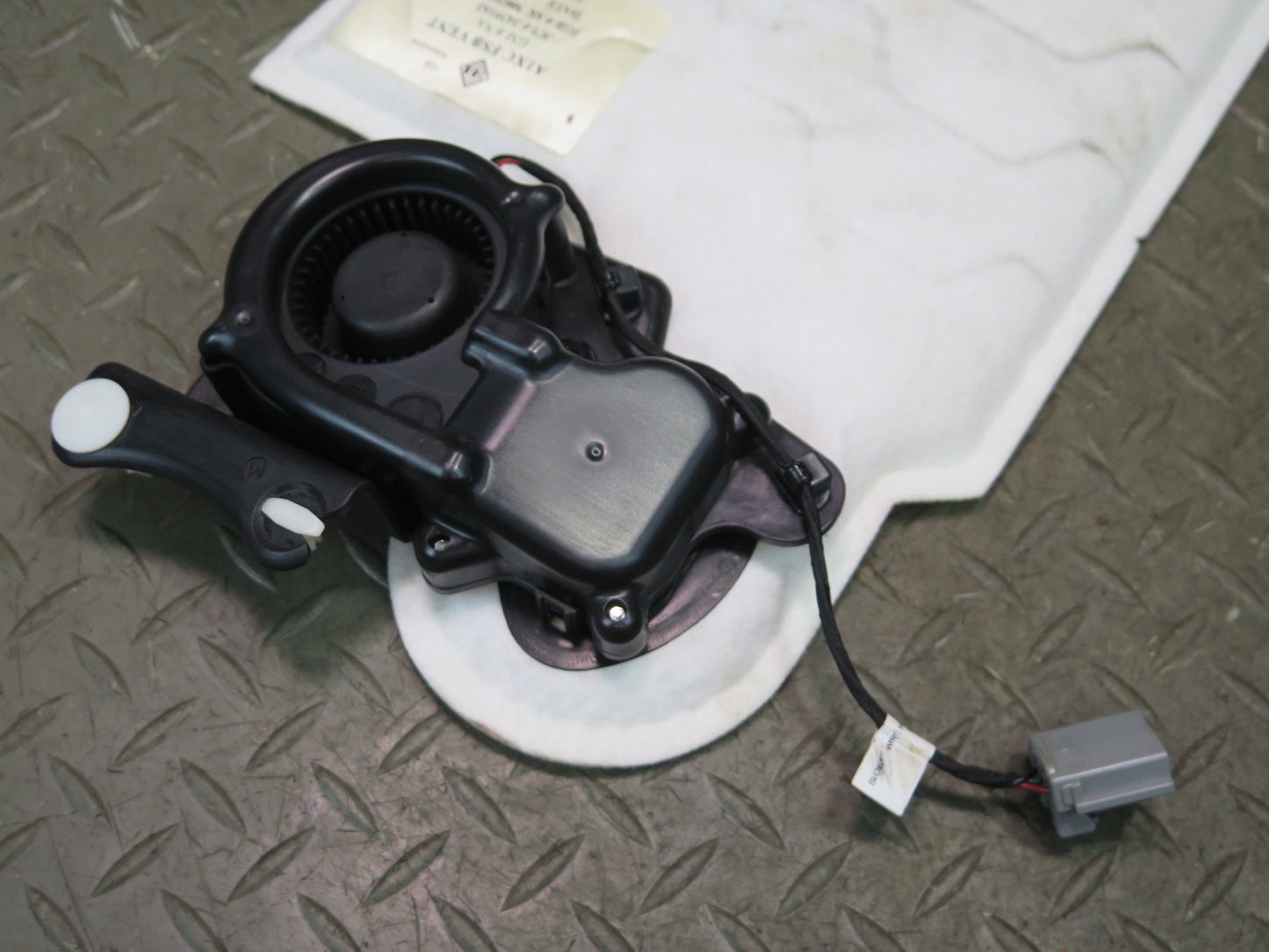 16-18 Chevrolet Camaro SS Front Right Seat Lumbar Pad w Blower Motor OEM