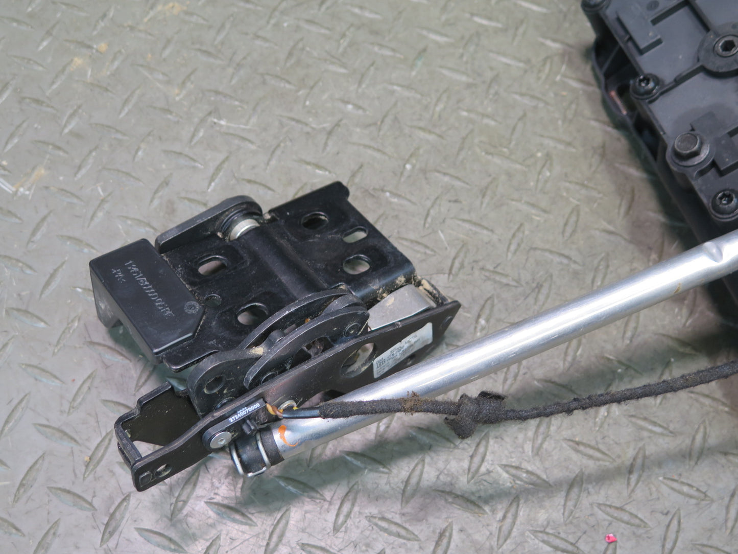 16-24 Chevrolet Camaro SS Convertible TOP Roof Lock Latch Motor Assembly OEM