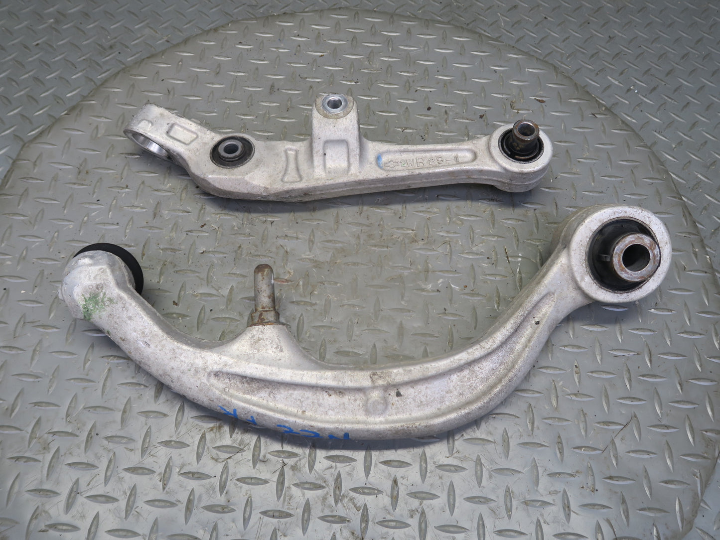 03-05 Nissan Z33 350Z Set of 2 Front Right Suspension Control Arm OEM
