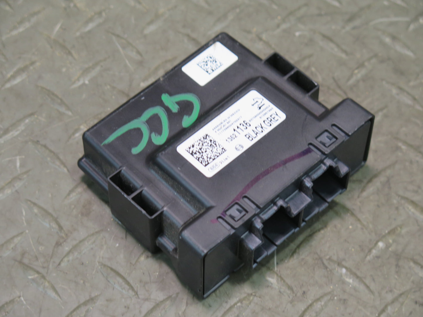 2018 Chevrolet Camaro SS Parking Assist Control Module 13521136 OEM