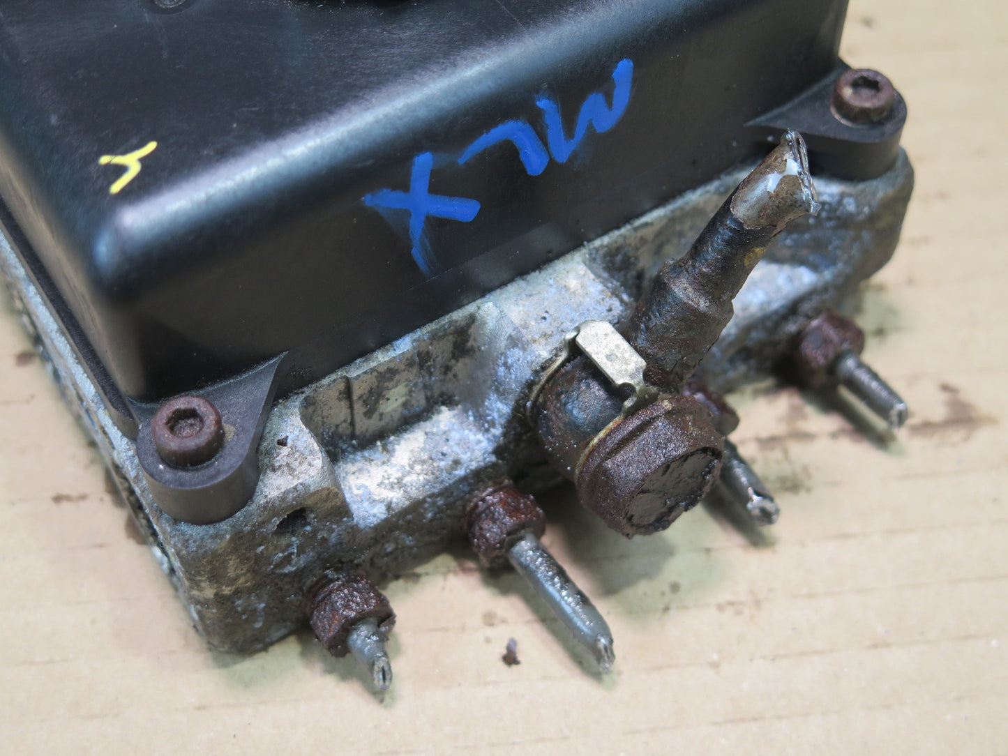 2008-2015 Lexus URJ201L LX570 Height Control Valve Assy