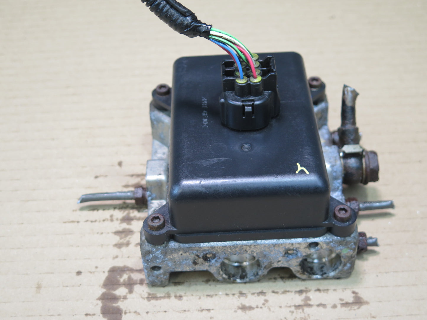2008-2015 Lexus URJ201L LX570 Height Control Valve Assy