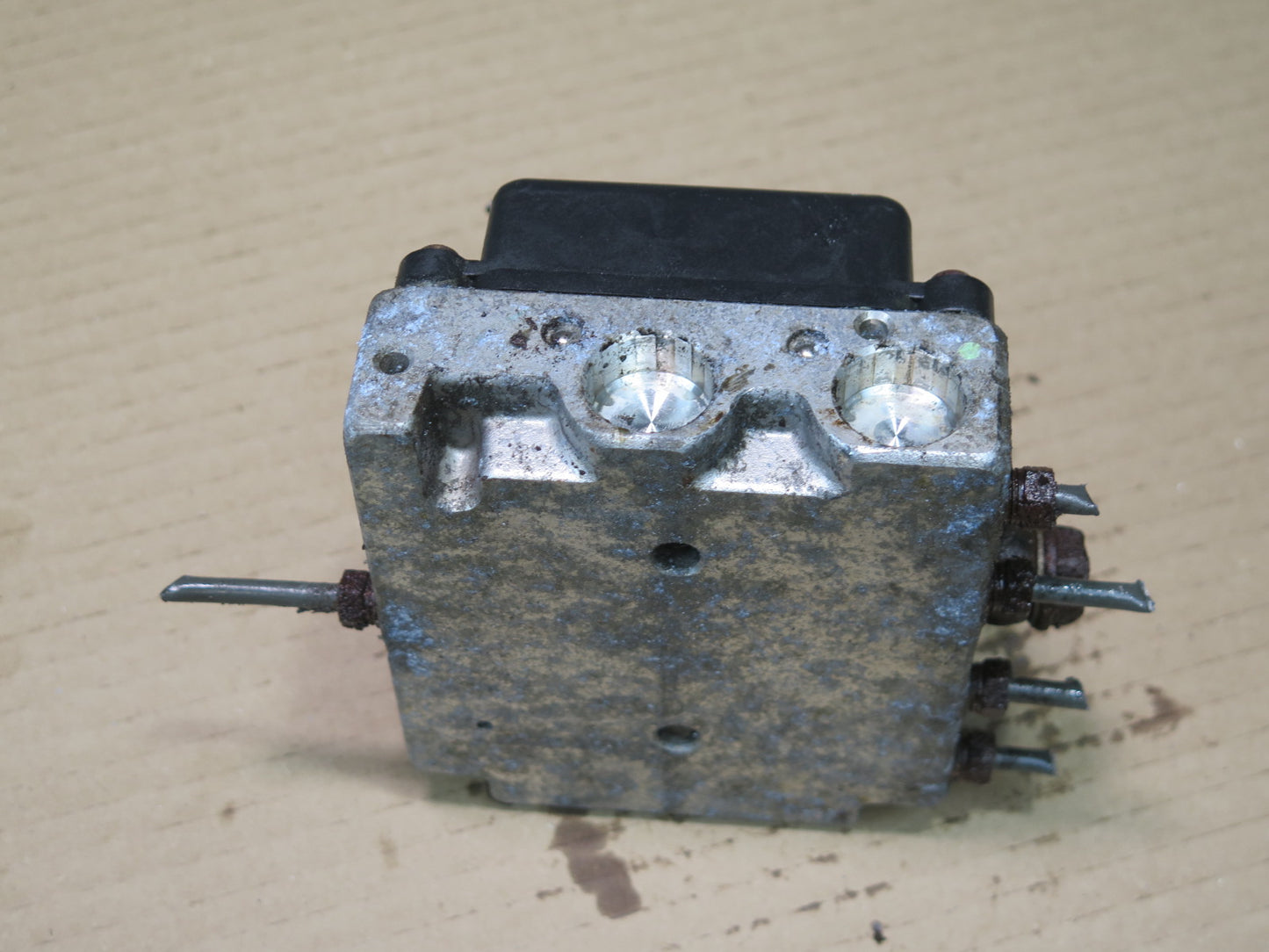2008-2015 Lexus URJ201L LX570 Height Control Valve Assy