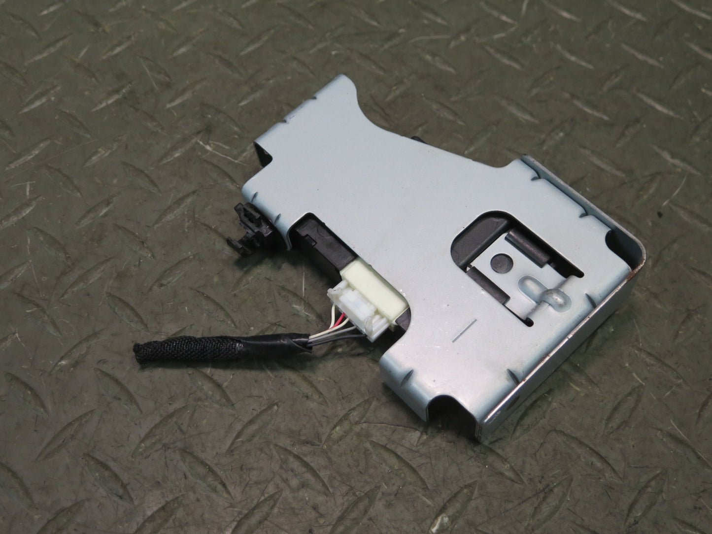 2008-2011 Lexus URJ201L LX570 Immobilizer Code Control Module Unit W/ Bracket
