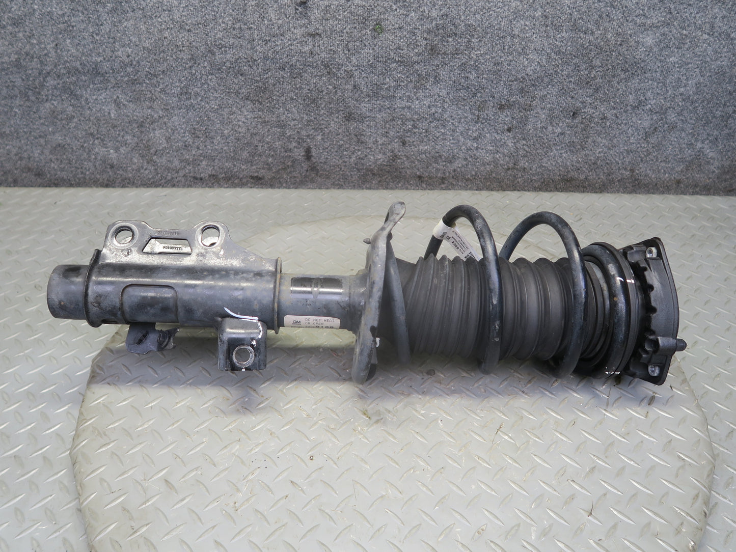 16-24 Chevrolet Camaro SS  Set of 2 Front Left & Right Strut Shock Absorber OEM