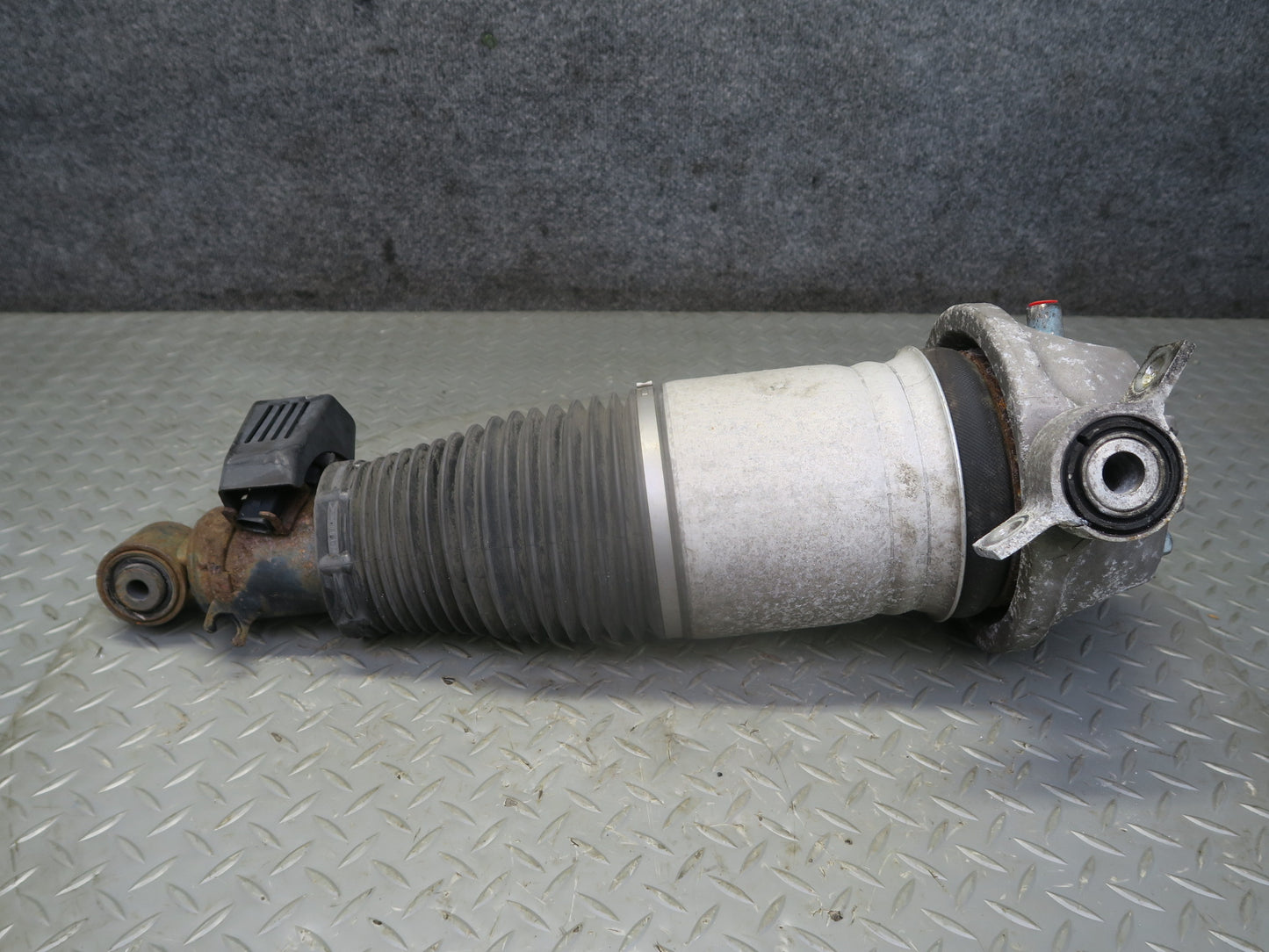 2003-2006 Porsche Cayenne 955 Turbo Rear Right Air Strut Shock Absorber
