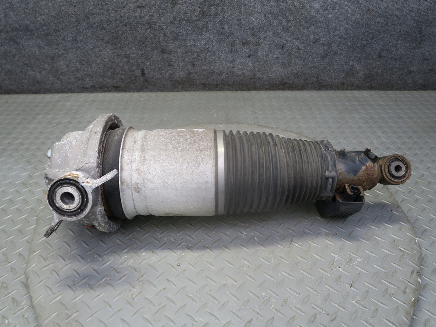 2003-2006 Porsche Cayenne 955 Turbo Rear Right Air Strut Shock Absorber