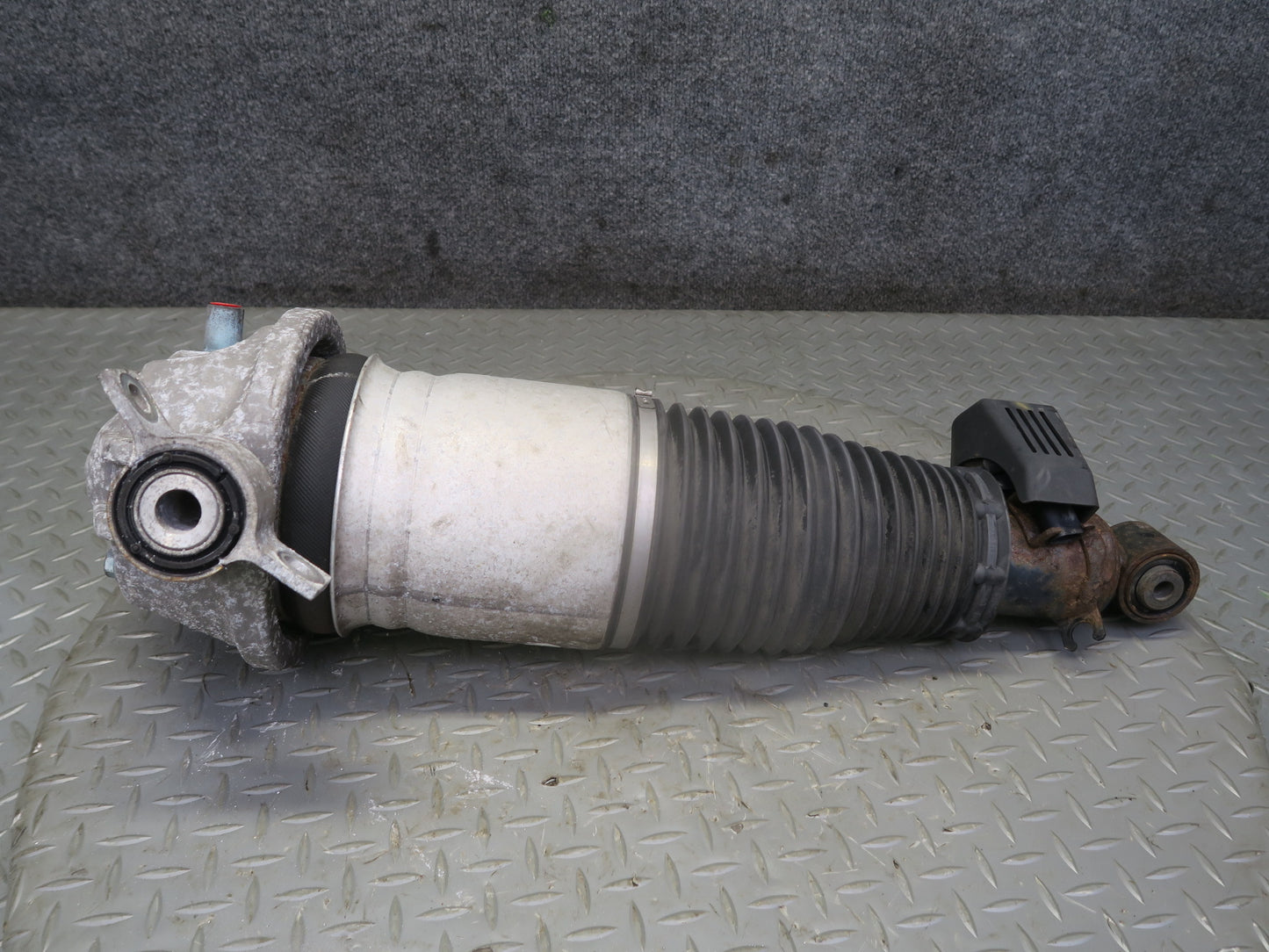 2003-2006 Porsche Cayenne 955 Turbo Rear Left Air Strut Shock Absorber