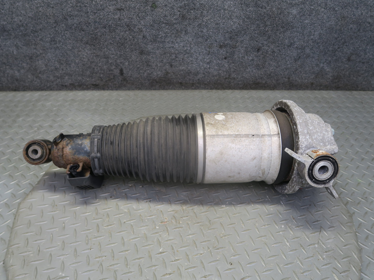 2003-2006 Porsche Cayenne 955 Turbo Rear Left Air Strut Shock Absorber