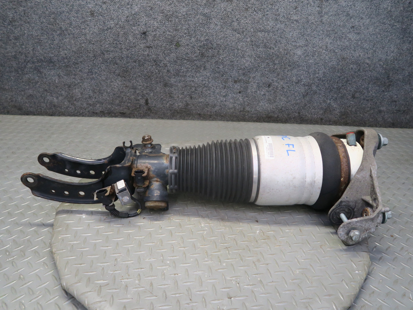 2003-2006 Porsche Cayenne 955 Turbo Front Left Air Strut Shock Absorber