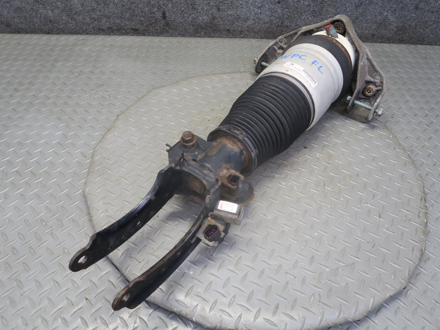 2003-2006 Porsche Cayenne 955 Turbo Front Left Air Strut Shock Absorber