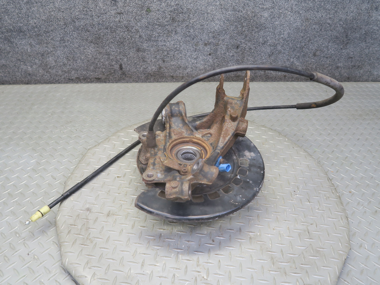 2003-2010 Porsche Cayenne 955 AWD Turbo Rear Left Spindle Knuckle Wheel Hub
