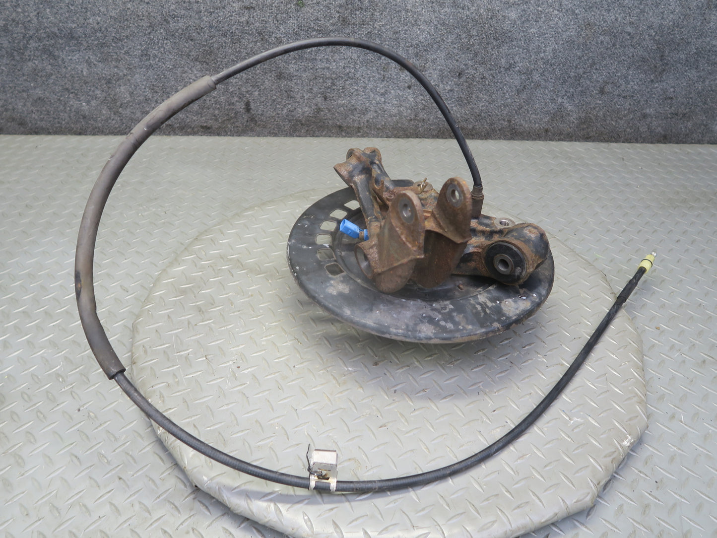 2003-2010 Porsche Cayenne 955 AWD Turbo Rear Left Spindle Knuckle Wheel Hub