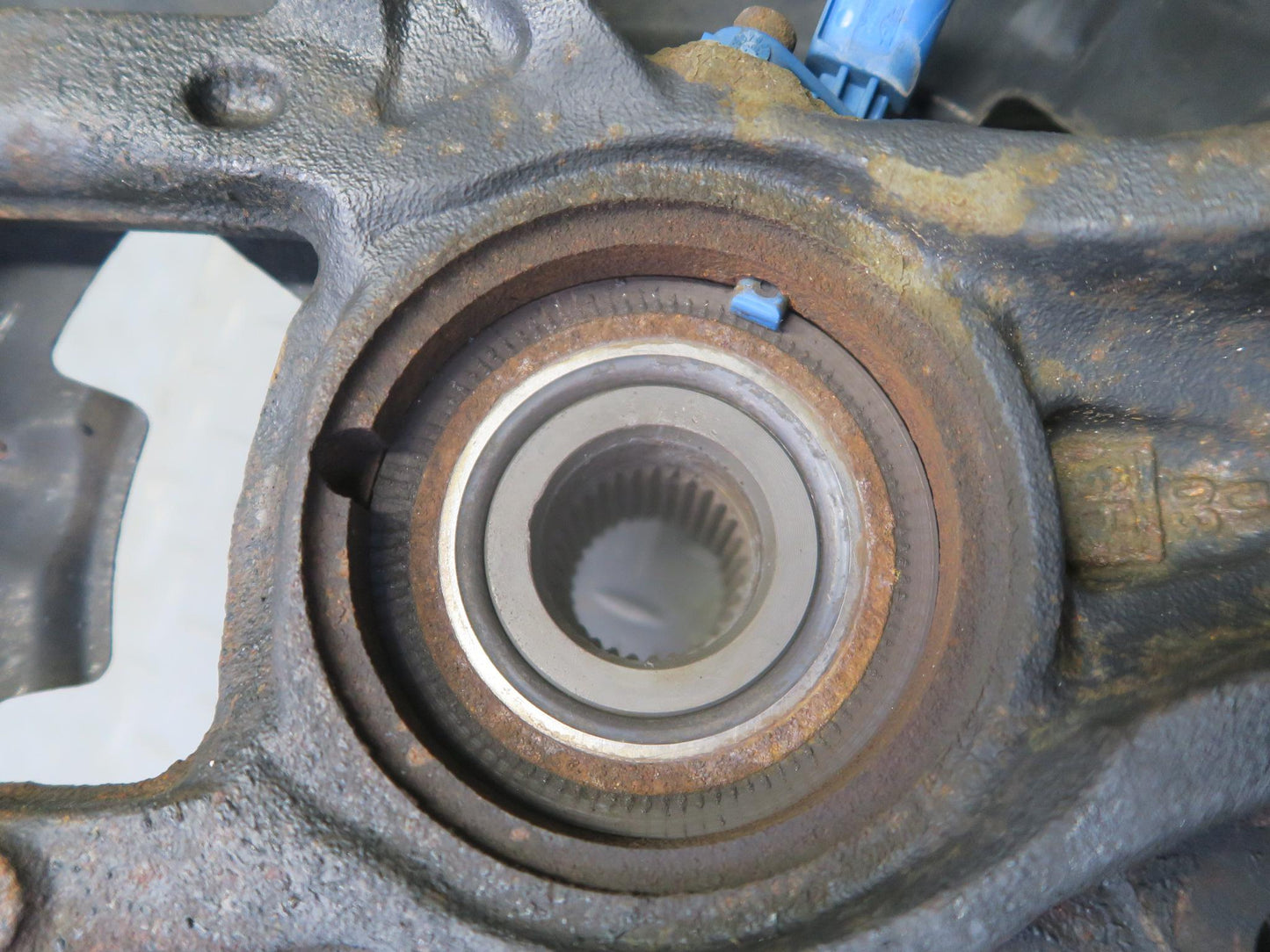 2003-2010 Porsche Cayenne 955 AWD Turbo Front Left Spindle Knuckle Wheel Hub