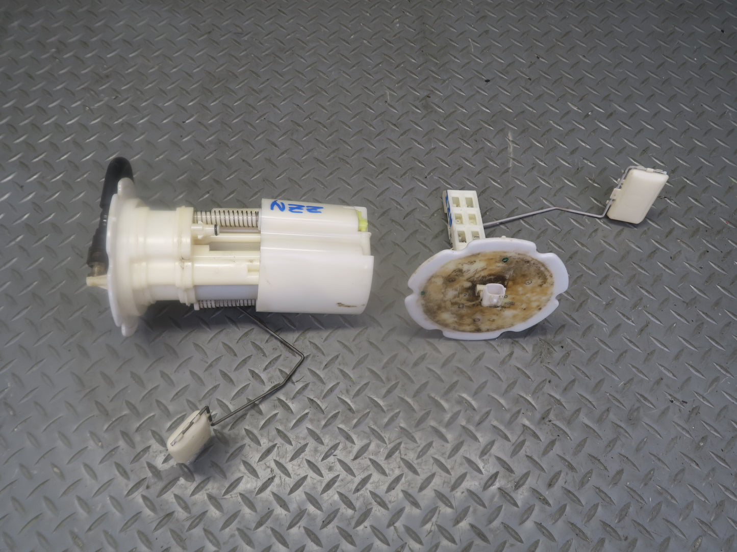 03-05 Nissan Z33 350Z Set of 2 Fuel Pump Level Sensor Sending Unit OEM