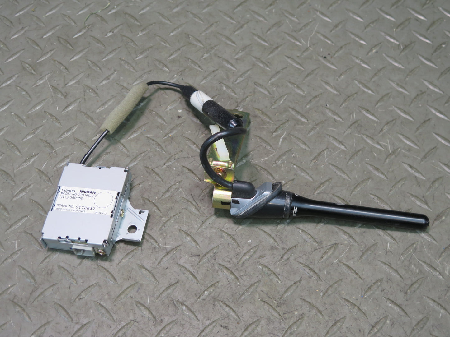 04-09 Nissan Z33 350Z Convertible Radio Antenna w Amplifier Module OEM