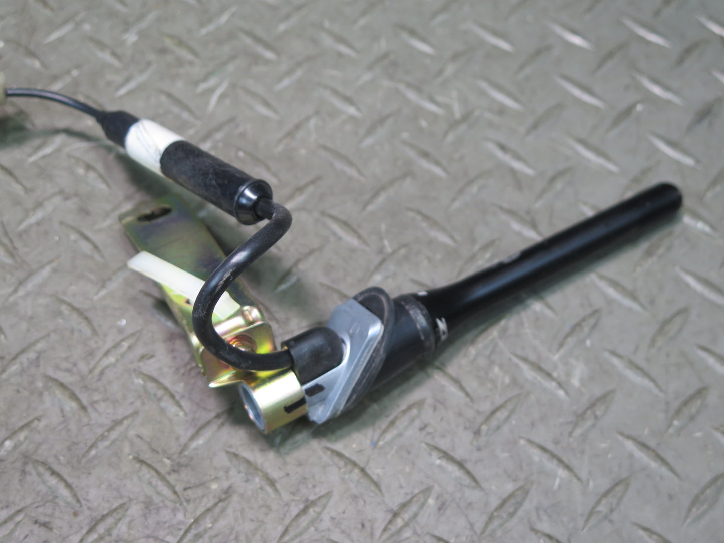 04-09 Nissan Z33 350Z Convertible Radio Antenna w Amplifier Module OEM