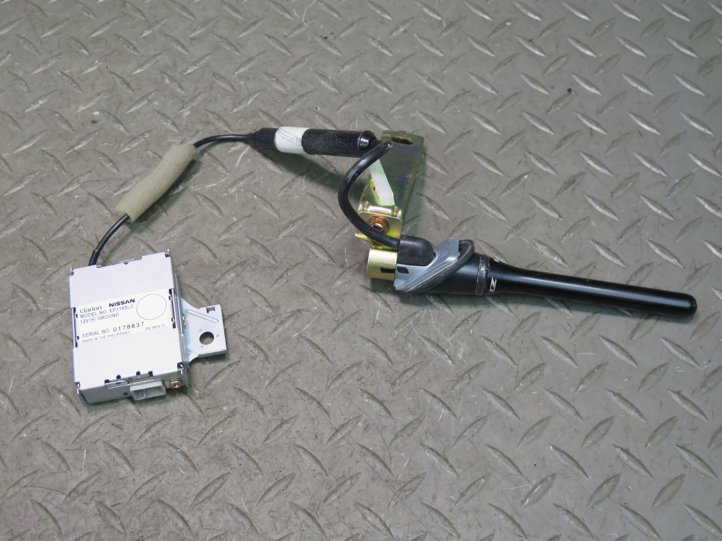 04-09 Nissan Z33 350Z Convertible Radio Antenna w Amplifier Module OEM