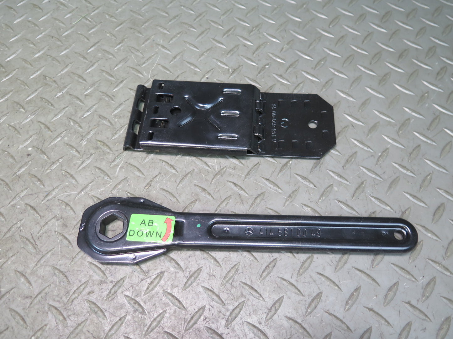 2013-2018 Mercedes X166 GLS450 Emergency Spare Tire Lift Jack Tool KIT