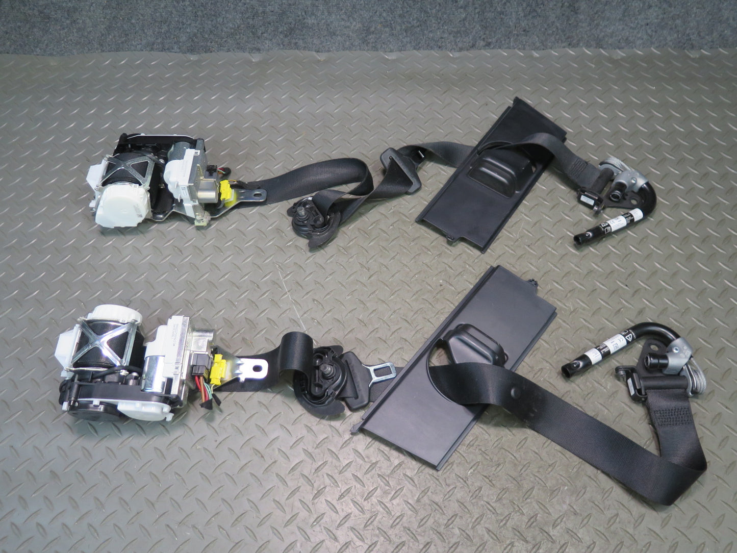 17-19 MERCEDES X166 GLS450 SET OF 2 FRONT RIGHT & LEFT SEATBELT RETRACTOR OEM