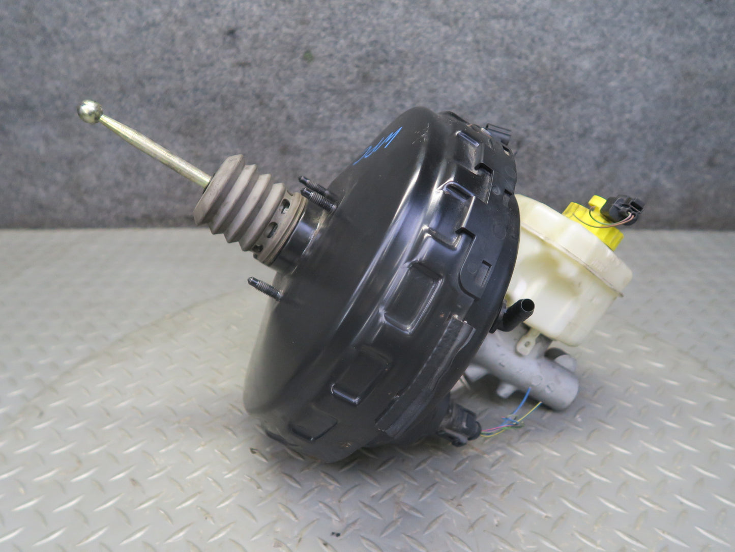 2003-2006 Porsche Cayenne 955 Brake Master Cylinder Booster Fluid Reservoir