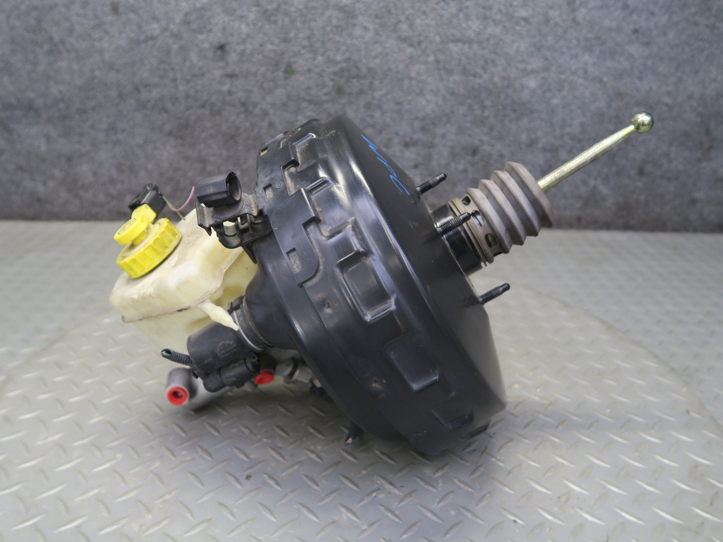 2003-2006 Porsche Cayenne 955 Brake Master Cylinder Booster Fluid Reservoir