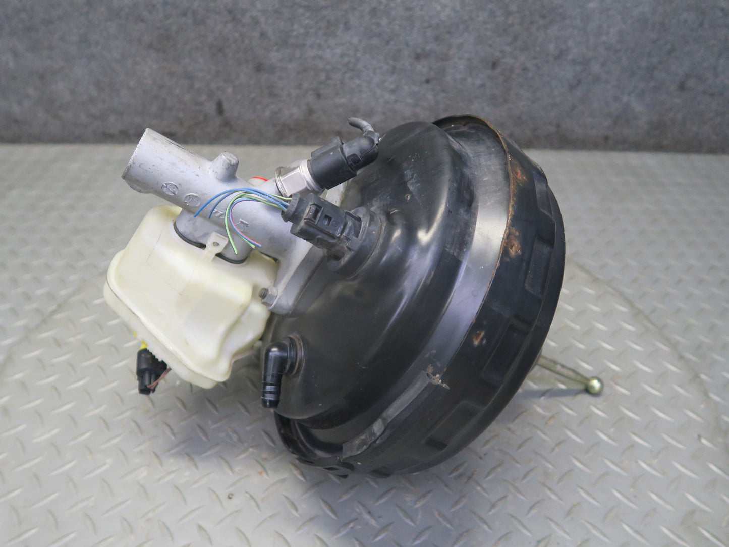 2003-2006 Porsche Cayenne 955 Brake Master Cylinder Booster Fluid Reservoir