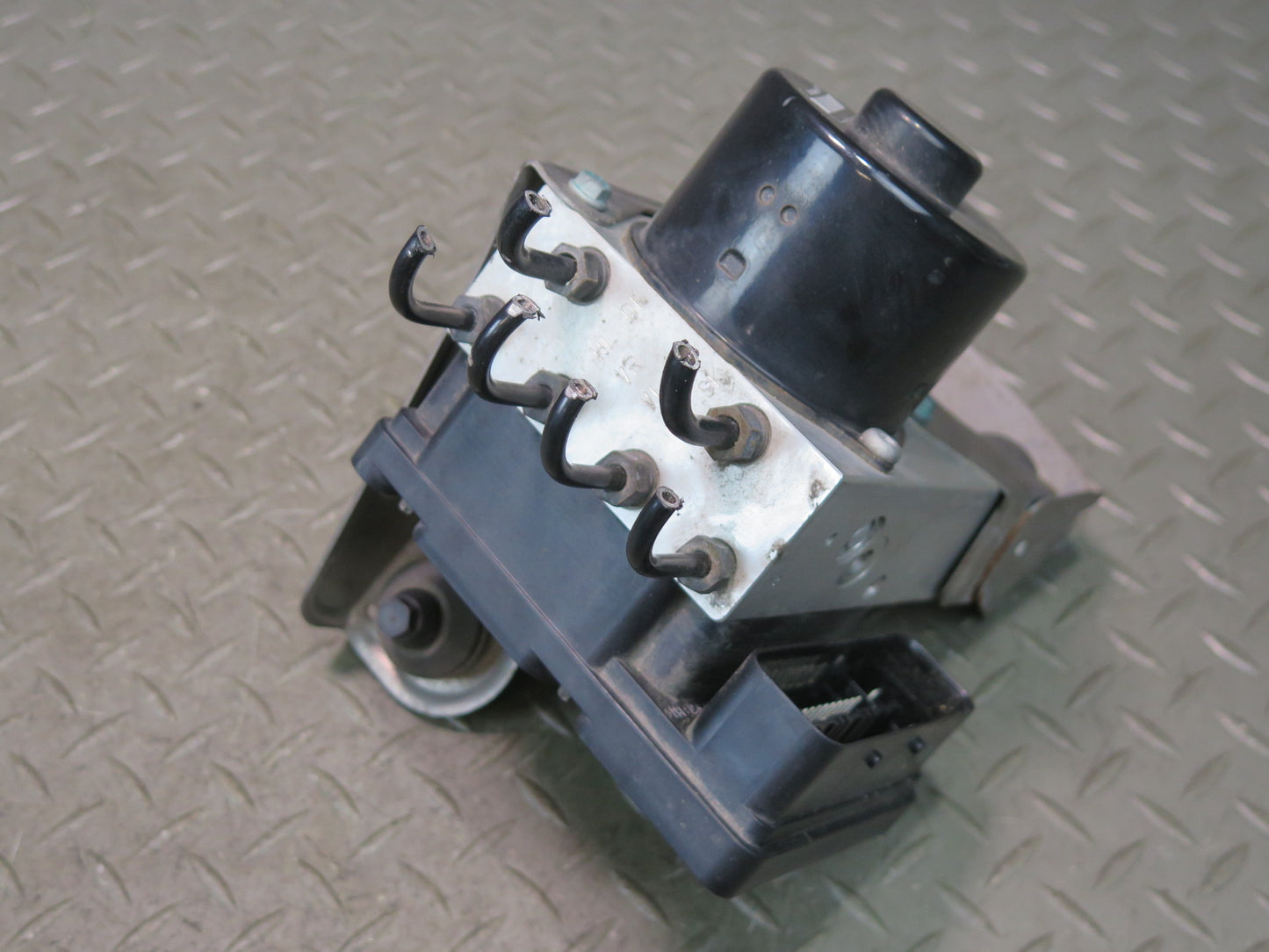 2003-2006 Porsche Cayenne 955 Anti Lock Brake ABS Pump Module 7L0907379C
