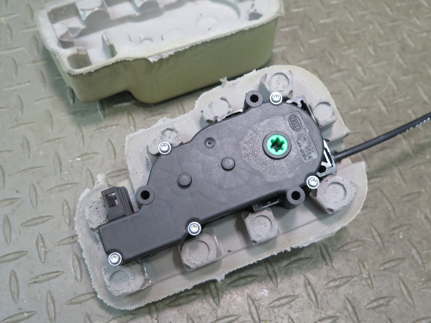 2013-2019 Mercedes X166 GLS450 Rear Trunk Lid Tailgate Lock Latch Actuator Motor
