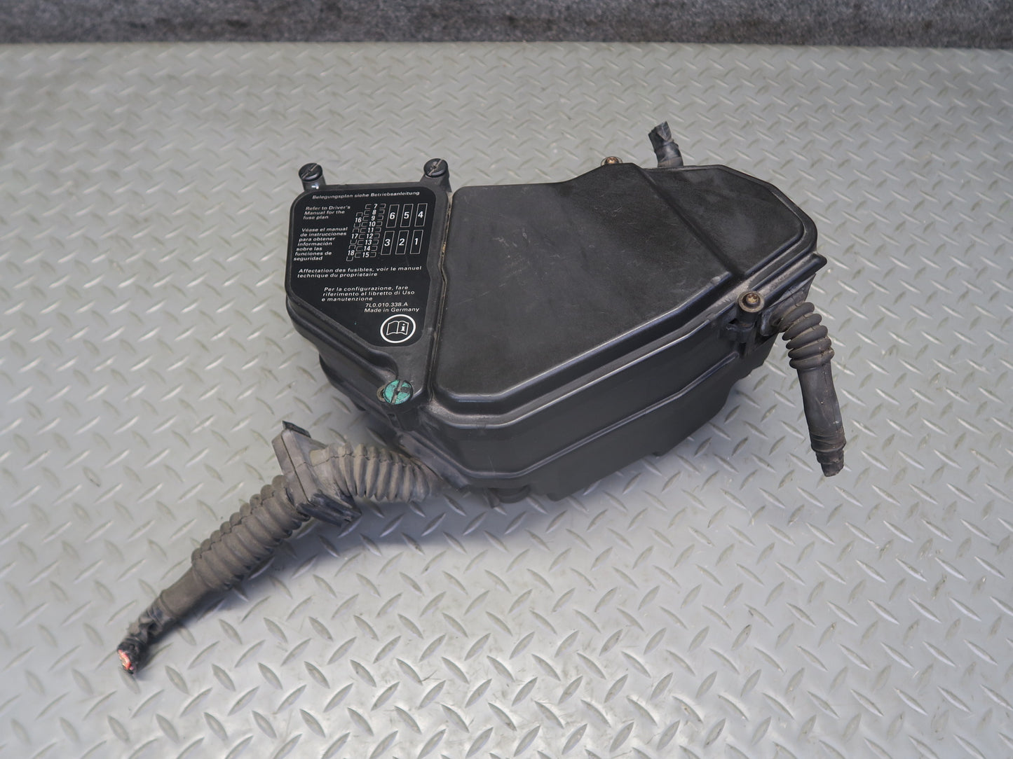 2003-2010 Porsche Cayenne 955 Under Hood Fuse Relay Box Module 7L0937576A