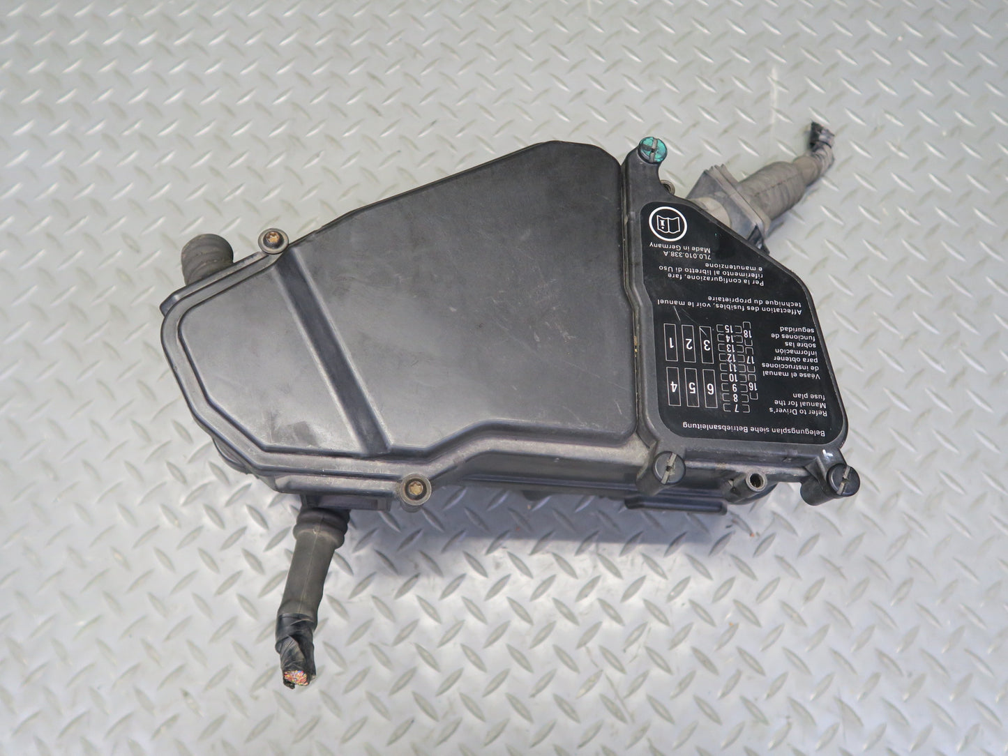 2003-2010 Porsche Cayenne 955 Under Hood Fuse Relay Box Module 7L0937576A
