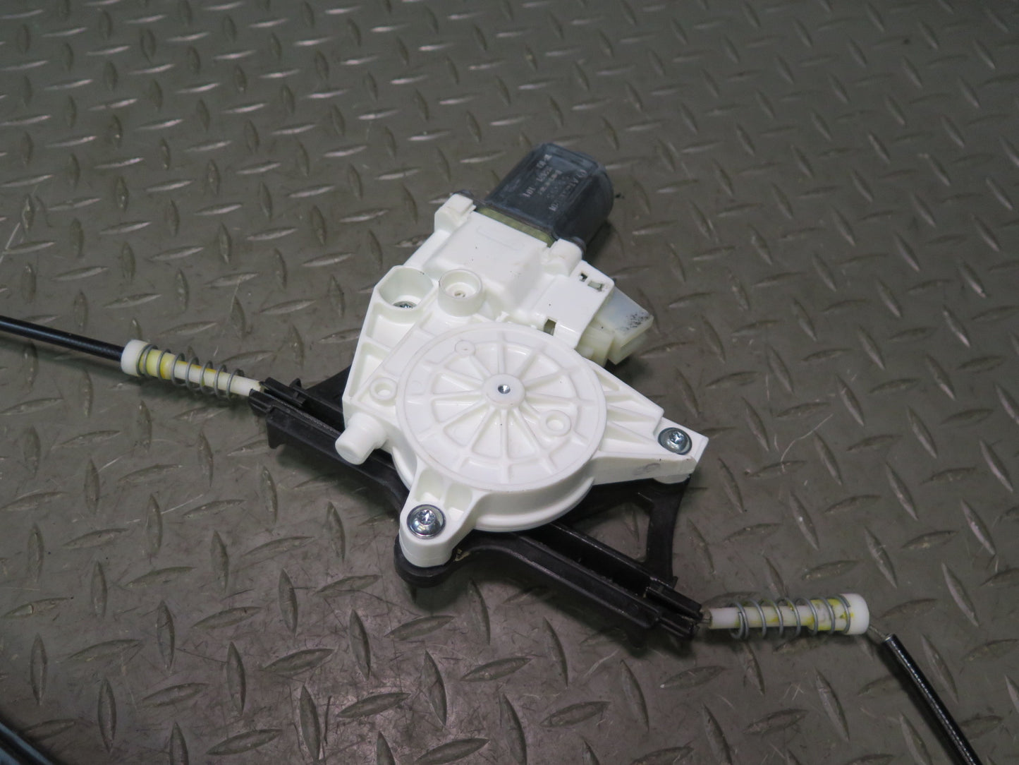 2017-2019 Mercedes X166 GLS450 Front Left Side Door Window Regulator W/ Motor