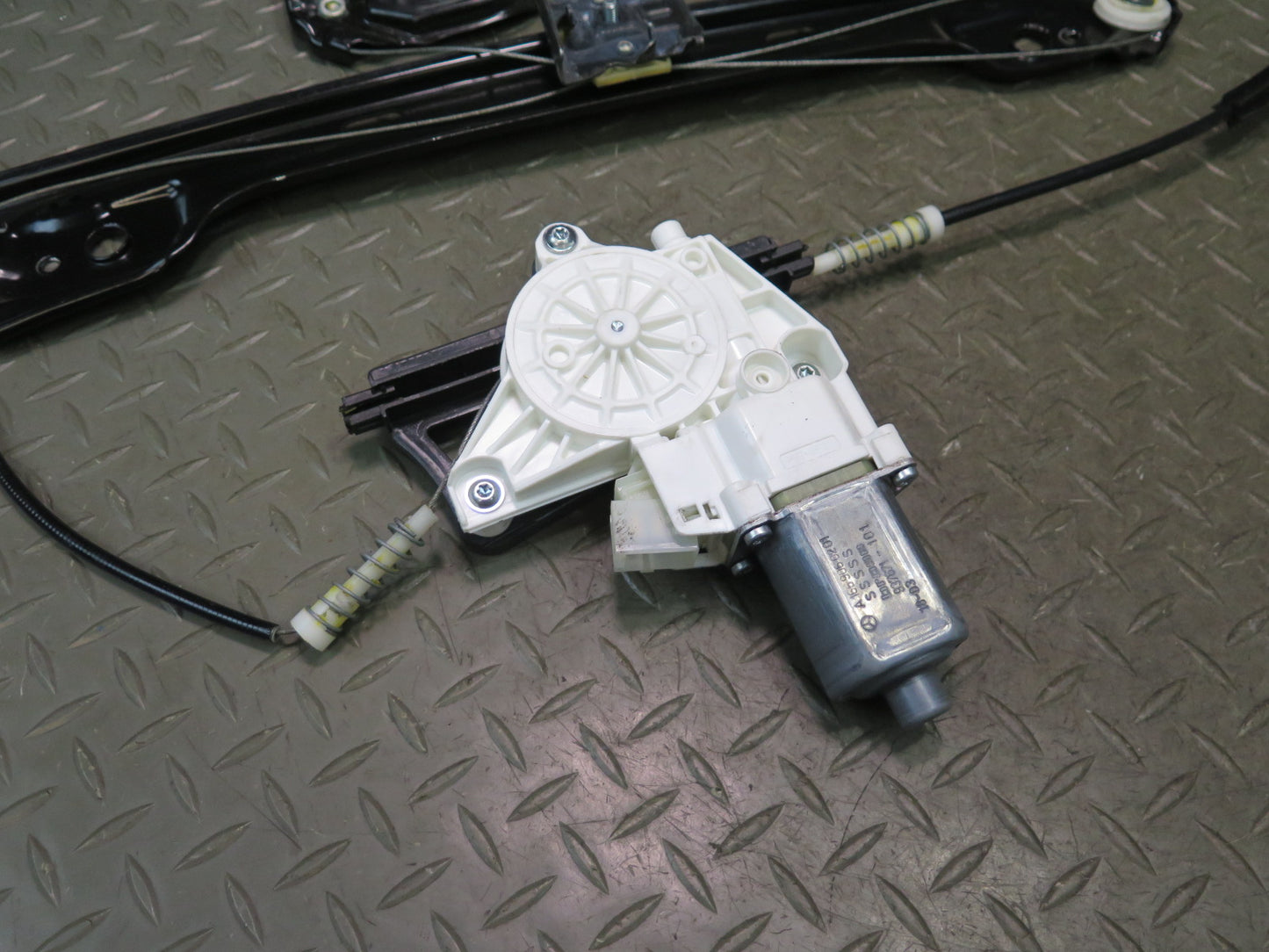 2017-2019 Mercedes X166 GLS450 Front Left Side Door Window Regulator W/ Motor