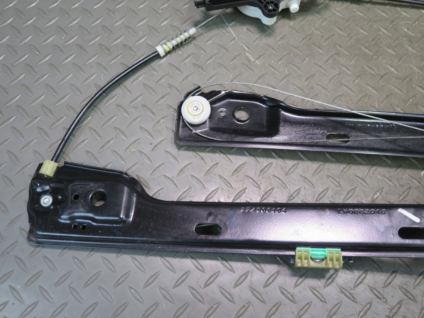 2017-2019 Mercedes X166 GLS450 Front Left Side Door Window Regulator W/ Motor