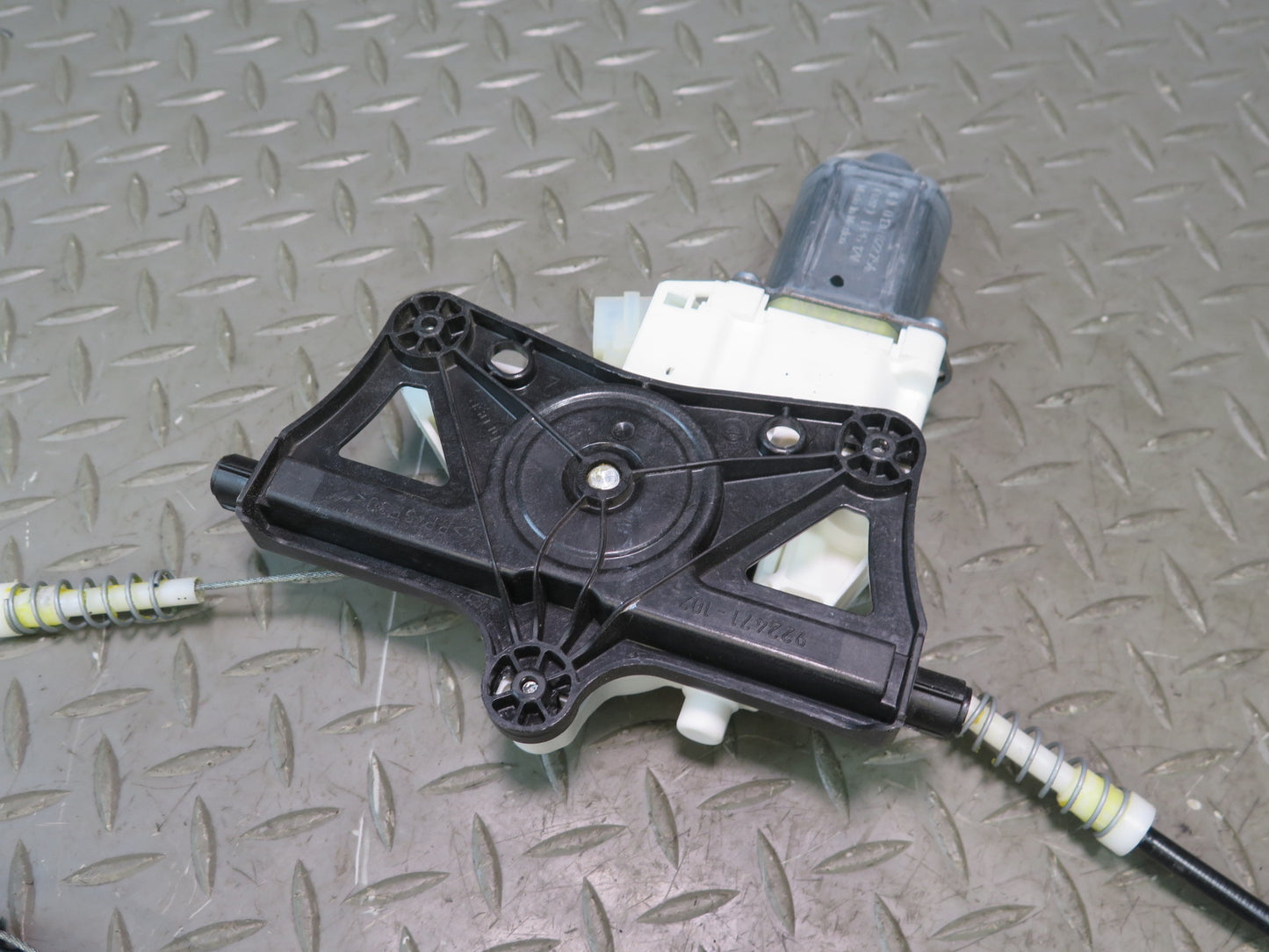 2017-2019 Mercedes X166 GLS450 Front Left Side Door Window Regulator W/ Motor