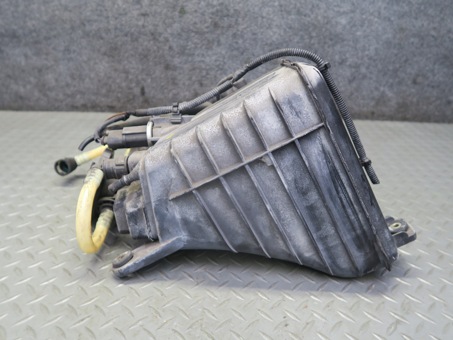 2003-2010 Porsche Cayenne 955 Fuel Evap Vapor Charcoal Canister 7L0201801C