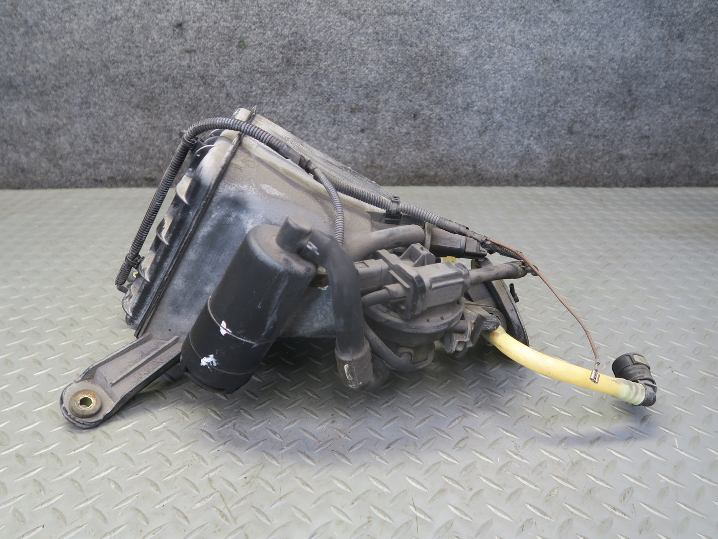 2003-2010 Porsche Cayenne 955 Fuel Evap Vapor Charcoal Canister 7L0201801C