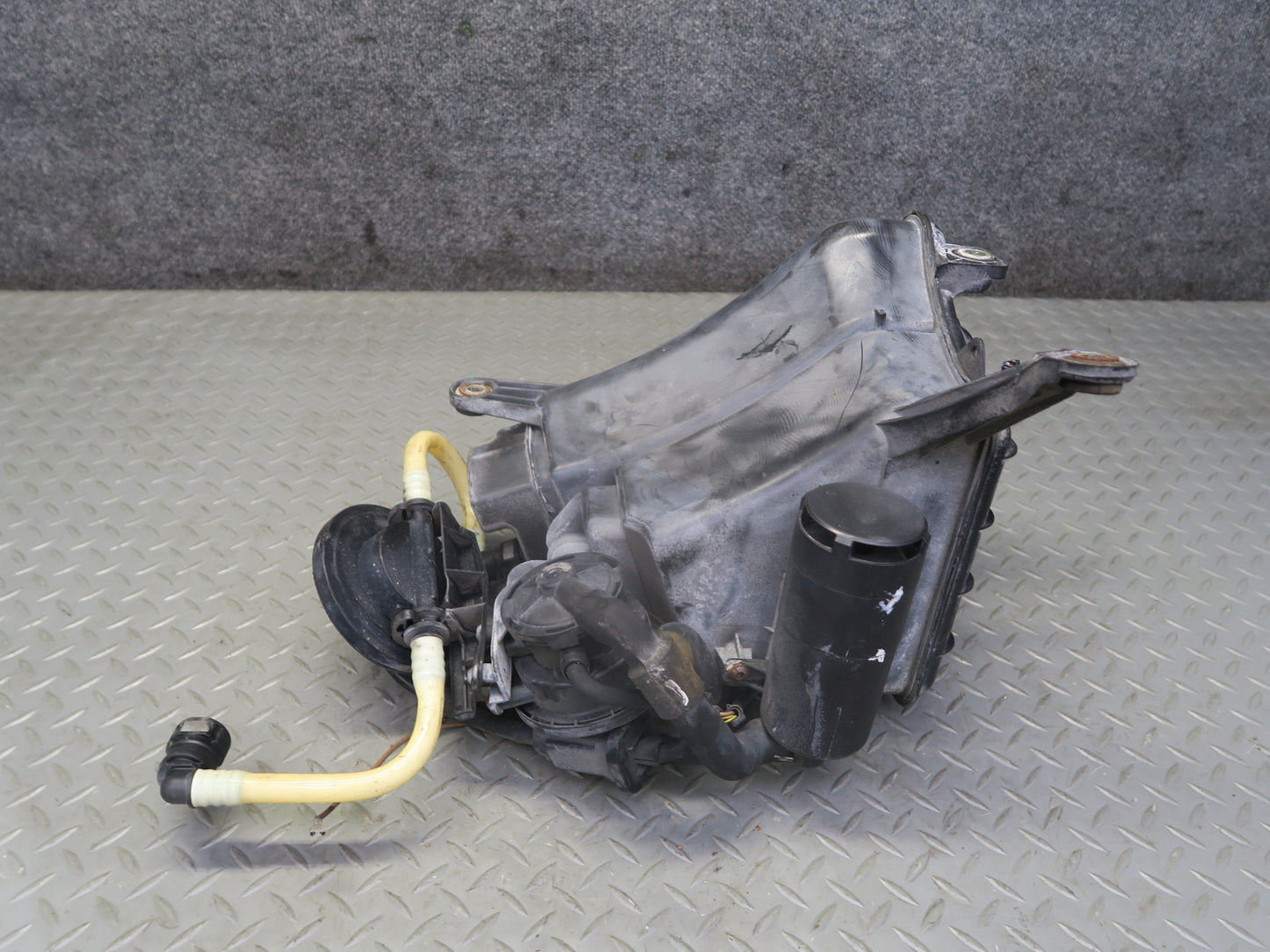 2003-2010 Porsche Cayenne 955 Fuel Evap Vapor Charcoal Canister 7L0201801C