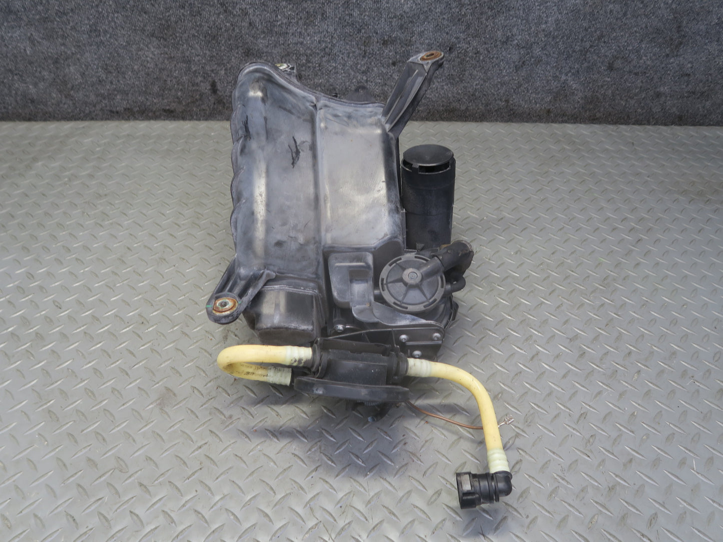 2003-2010 Porsche Cayenne 955 Fuel Evap Vapor Charcoal Canister 7L0201801C