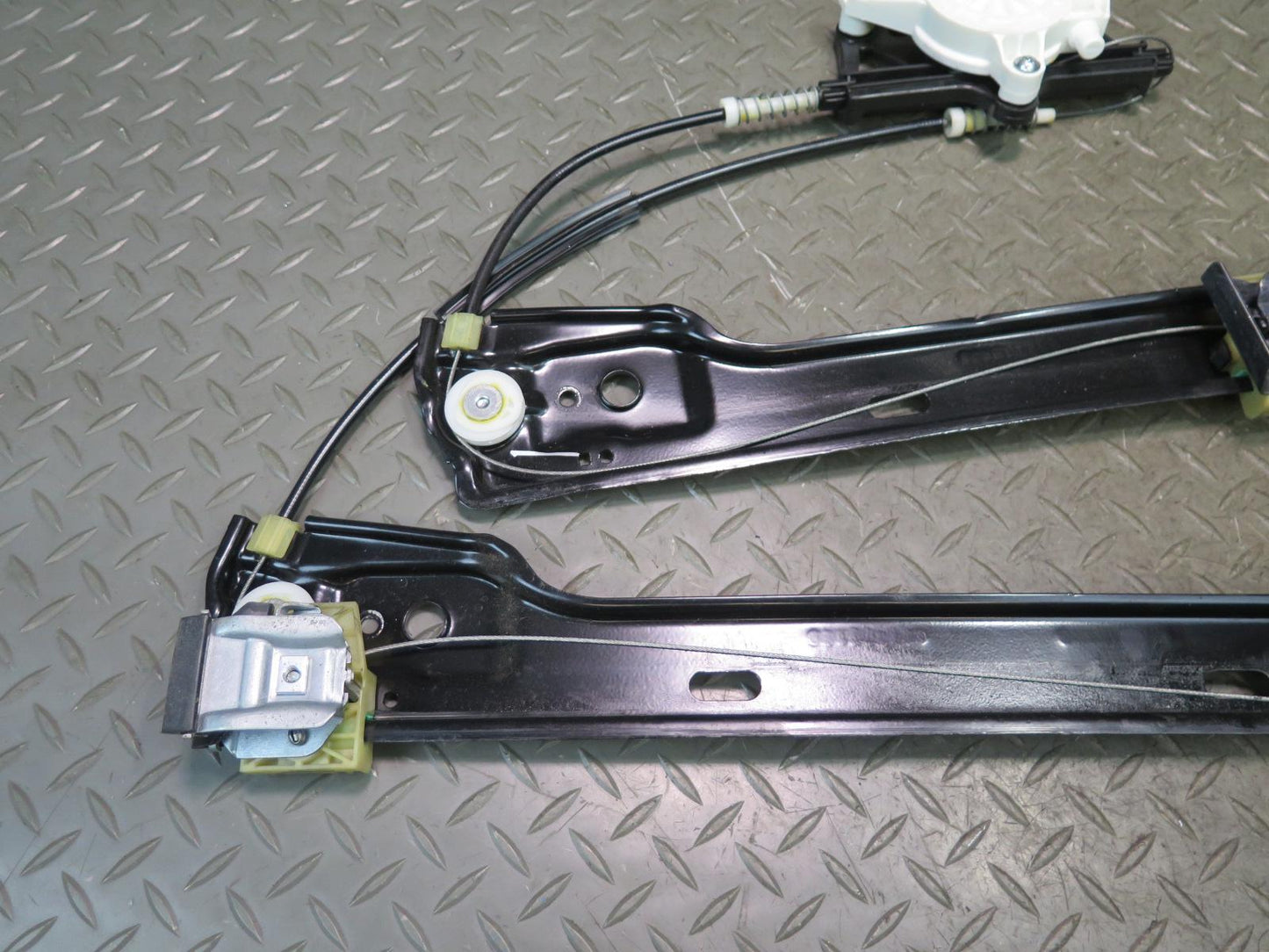 2017-2019 Mercedes X166 GLS450 Front Right Side Door Window Regulator W/ Motor